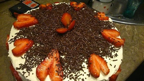 Prosty tort truskawkowo-śmietankowy
