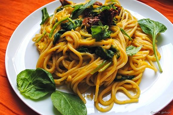 Spaghetti z dynią, szpinakiem i suszonymi pomidorami