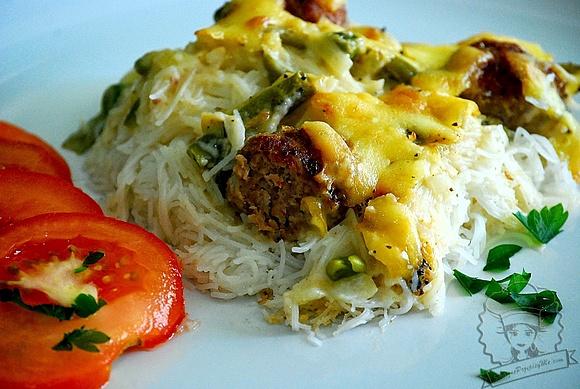 Makaron ryżowy z klopsikami