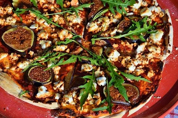 Pizza orkiszowa z serem kozim figami i rukolą