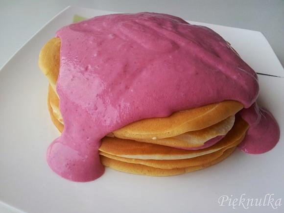Pancakes z sosem malinowym
