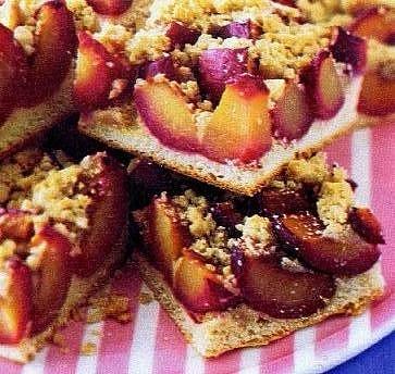 Ciasto ze śliwkami i cukrem wanilinowym