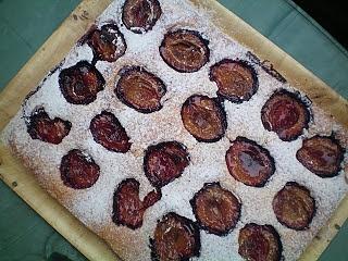 Dwukolorowe ciasto ze śliwkami