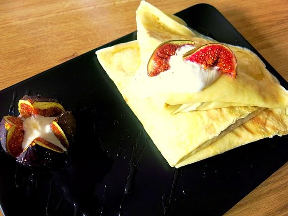 Naleśniki kokosowe z pieczonymi figami