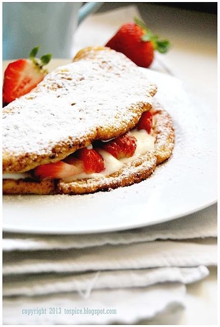 Omlet z waniliowym serkiem i truskawkami