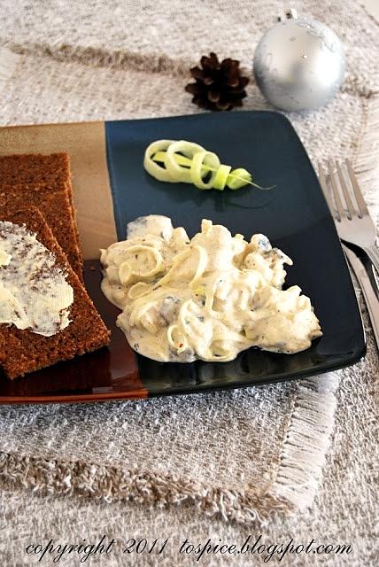 Śledź w sosie musztardowo-majonezowym z porem i kolendrą