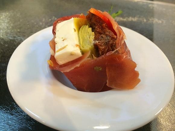 Sekundowa hiszpańska przekąska karczochy jamon serrano suszone pomidory