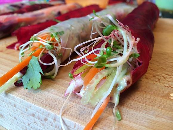 Spring rolls wegetariańskie i z wędzonym pstrągiem