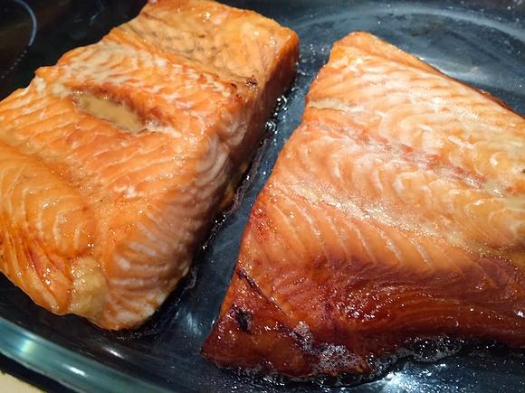 Łosoś marynowany w teriyaki z makaronem