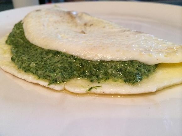 Białkowy omlet z pesto szpinakowym - dieta tri