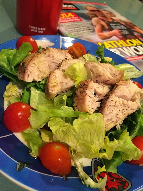 Sałata z pieczonym indykiem i dietą tri