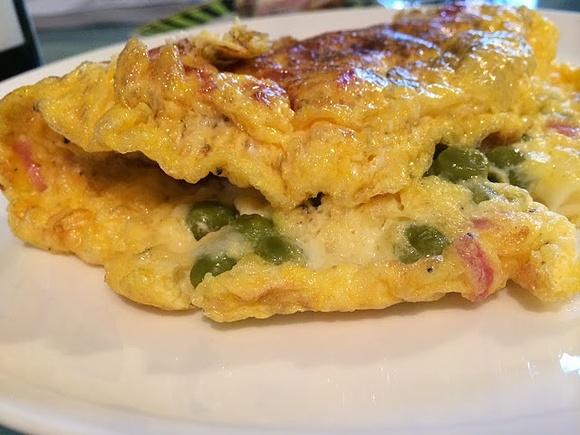 Omlet z mozzarellą, groszkiem i szynką