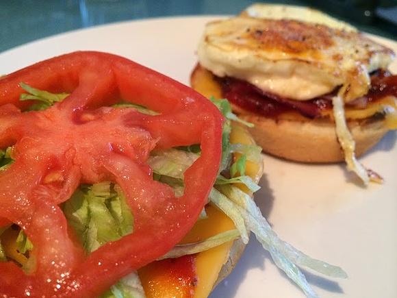 Burger z sadzonym jajem na śniadanie
