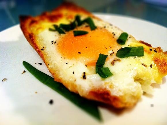 Przekąska dla głodomora: jajko, mozzarella i bagietka