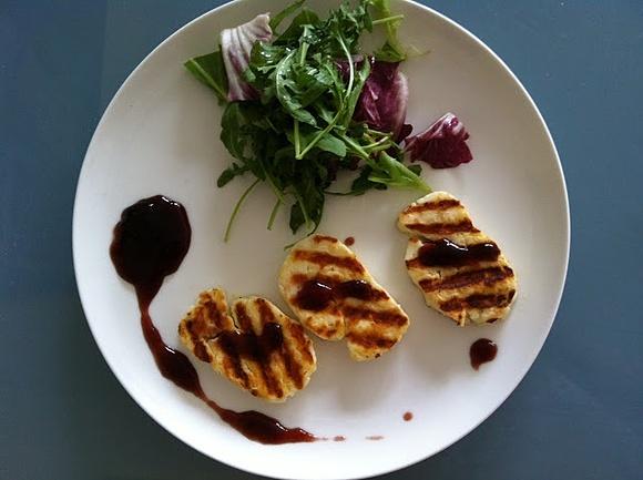 Grilowany ser halloumi z winną konfiturą