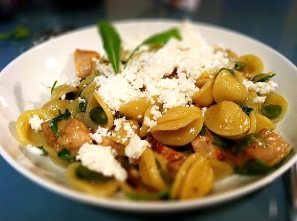 Orecchiette z bobem rukolą i kurczakiem