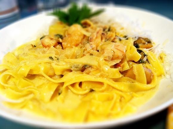 Frutti di mare z winem, śmietaną i szafranem