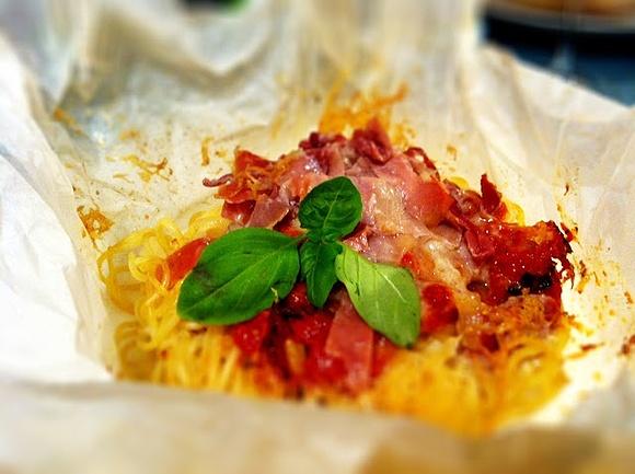 Makaron w pergaminie i biała Rioja