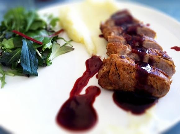 Polędwiczki z sosem truskawkowym i puree z ziemniaków