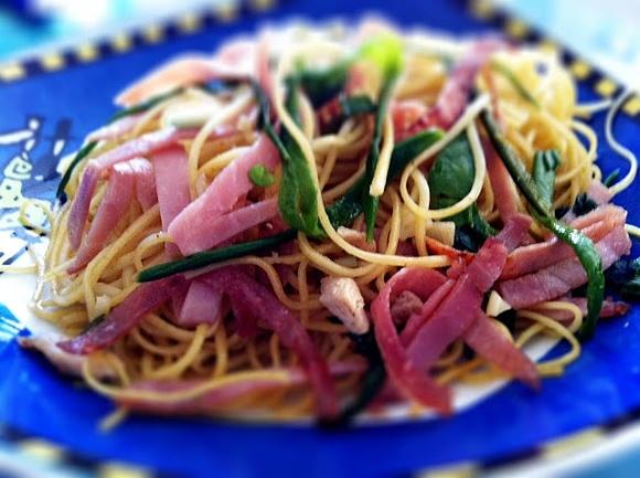 Chow mein z kurczakiem i warzywami - prosty przepis chiński