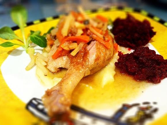 Kaczka z warzywami, puree ziemniaczanym i buraczkami