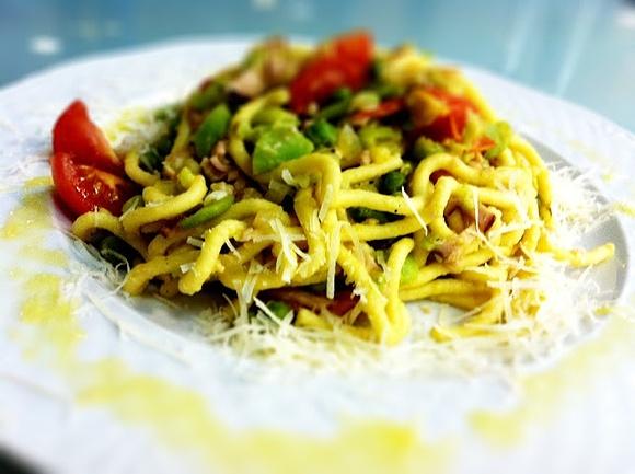 Spaghetti z bobem, groszkiem i boczkiem