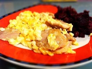 Jajecznica z kurczakiem i buraczkami – szybki lunch ze sprzątania lodówki
