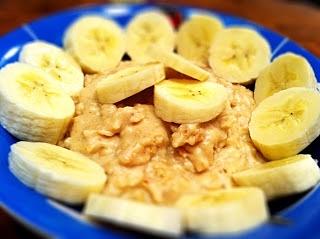 Owsianka na żółto z masłem orzechowym i bananem