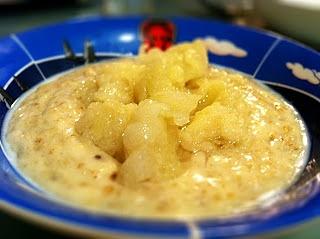 Owsianka z miodem i tartą gruszką na śniadanie