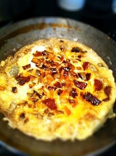 Hiszpański omlet z chorizo i cebulą