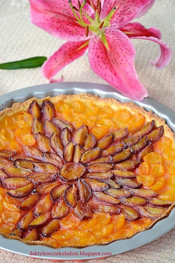 Tarta ze śliwkami i mirabelkami na cienkim cieście