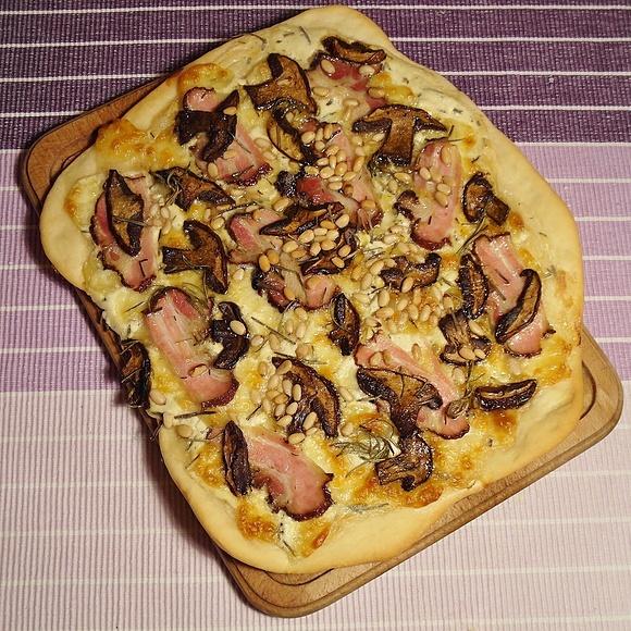 Pizza boscaiola z grzybami leśnymi i boczkiem