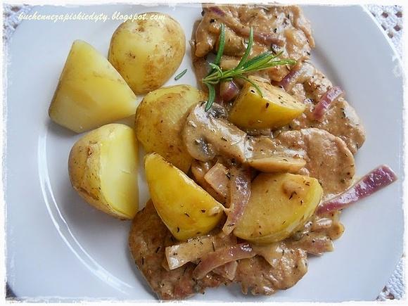 Schab z jabłkami i pieczarkami