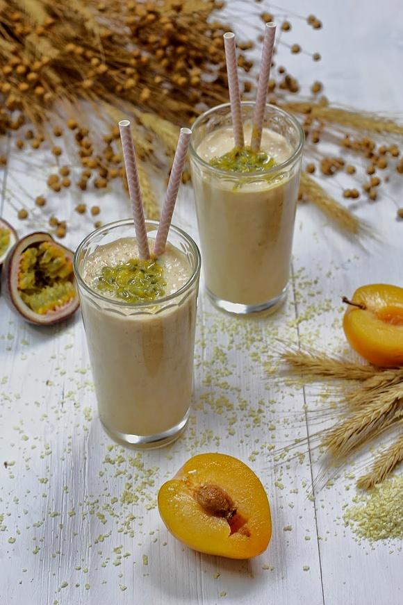 Smoothie z żółtych śliwek i marakui z płatkami owsianymi
