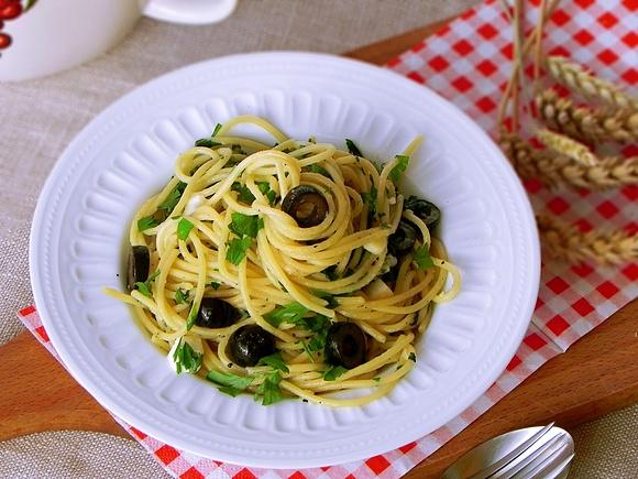 Spaghetti z oliwkami i mozzarellą