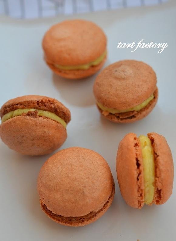 Macarons pomarańczowe z kremem i dżemem pomarańczowym