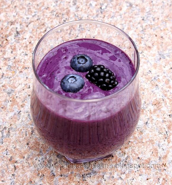 Purpurowy koktajl borówkowo-jeżynowy z jogurtem