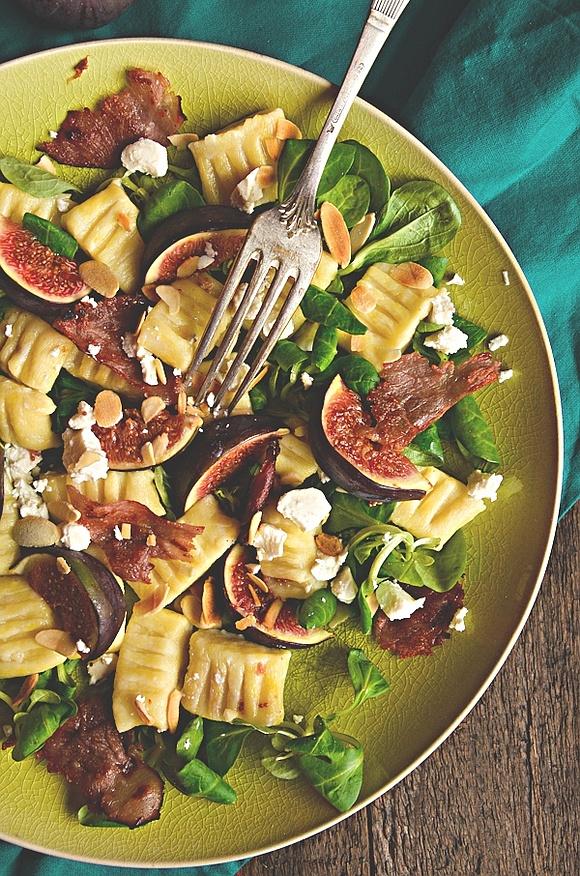 Gnocchi z ricotty z figami, szynką szwarcwaldzką i roszponką