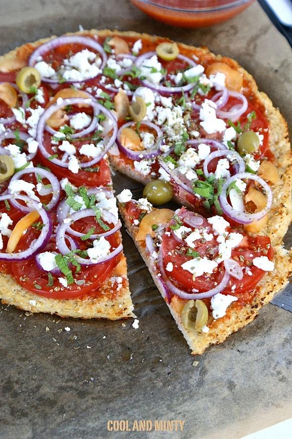 Kalafiorowa pizza na chrupiącym spodzie z parmezanu