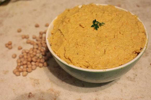 Hummus z pieczoną papryką i czosnkiem