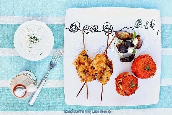 Faszerowane pomidory z pieczoną cebulą i szaszłyki z kurczaka i chorizo