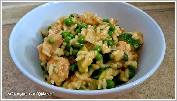 Zielone risotto z kurczakiem, groszkiem i cukinią