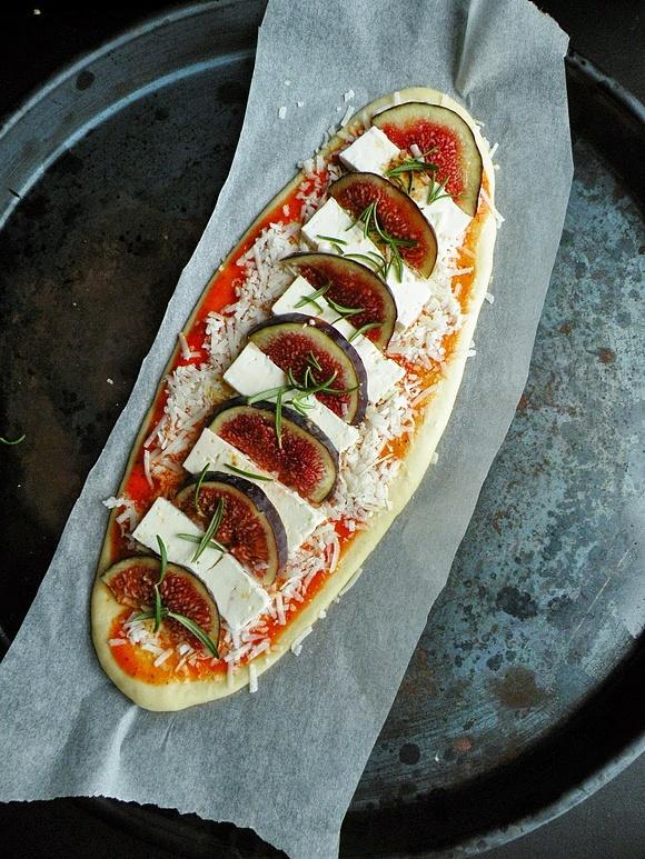 Pizza z sosem z pieczonych pomidorów, figą, serem bałkańskim i rozmarynem