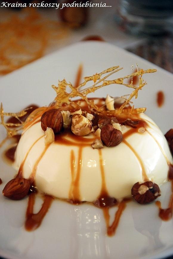 Panna cotta ze słonym karmelem i orzechami laskowymi
