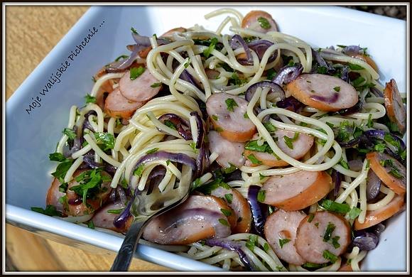 Spaghetti z czerwoną cebulą i kiełbasą