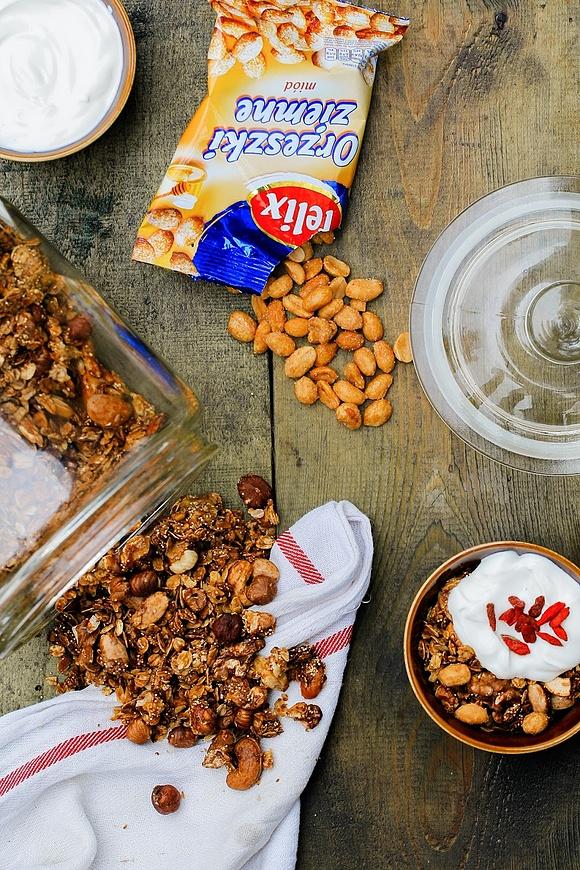 Domowa granola orzechowa przepis na zdrową przekąskę