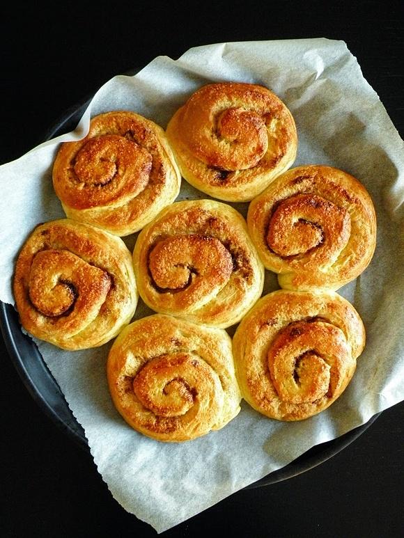 Cynamonowe rolki kanelbullar – szwedzkie bułeczki cynamonowe
