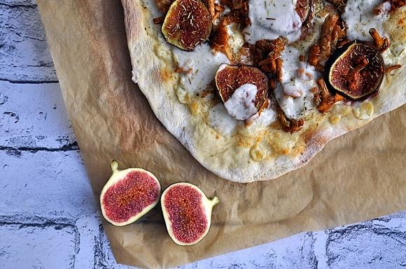 Pizza z kurkami, kozim serem, figami i rozmarynem