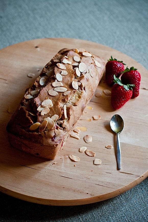 Gryczane ciasto z truskawkami bez glutenu i nabiału