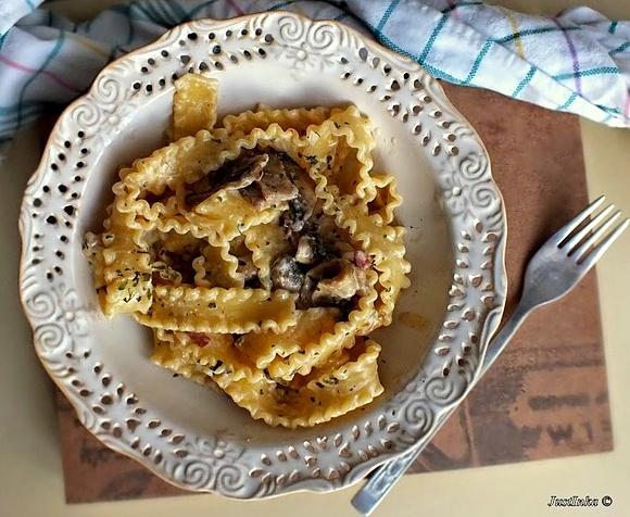 Makaron mafalde z pieczarkami i salami